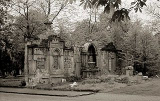 alte Grabdenkmäler auf dem Johannisfriedhof